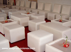 RENTA DE GRADAS Y RENTA DE MAMPARAS PARA EXPOSICIONES